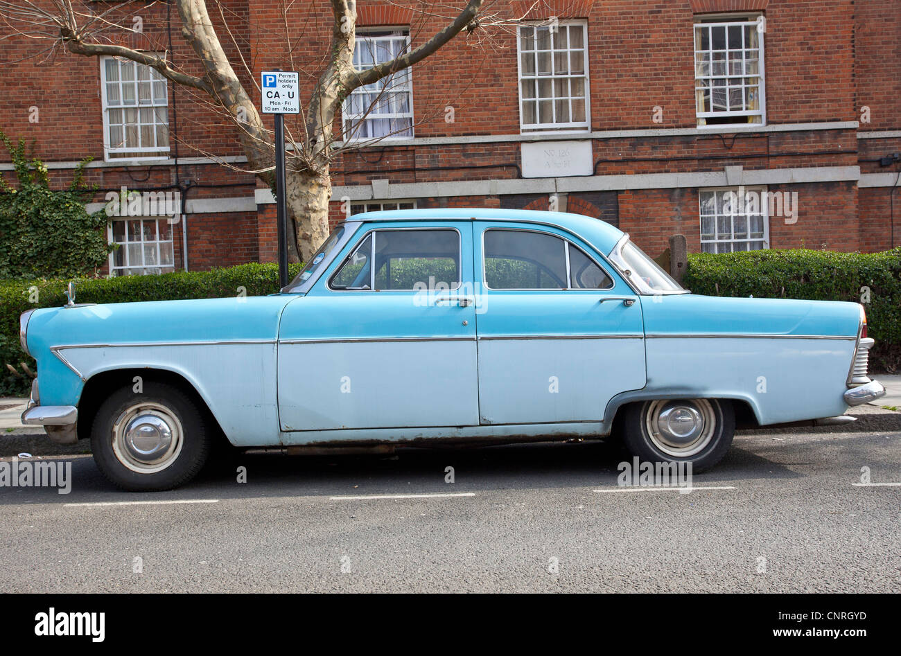 Vista laterale di una Ford Zephyr Zodiac auto, parcheggiato sulla strada, London, England, Regno Unito Foto Stock