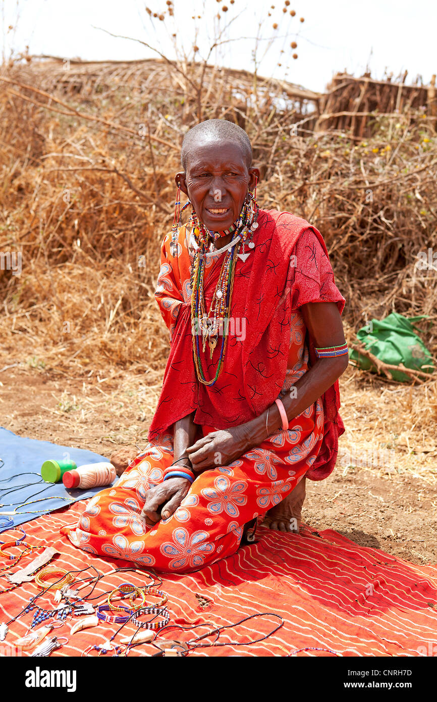 AFRICA, Kenia Masai Mara - 2 luglio: Masai donna mostra gioielli tradizionali come cerimonia culturale vicino a Masai Mara National Foto Stock