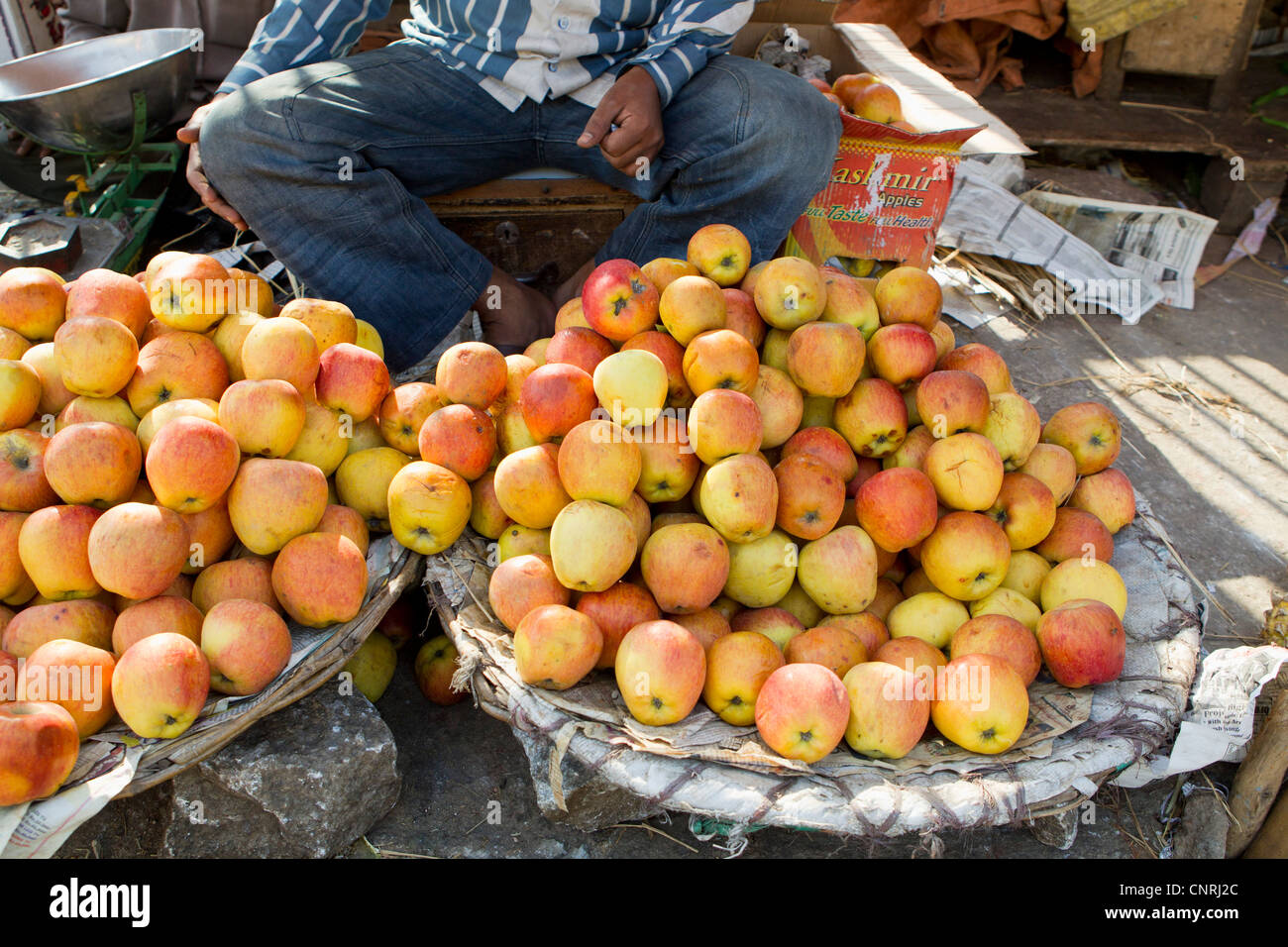Mele per la vendita nel mercato di strada Foto Stock