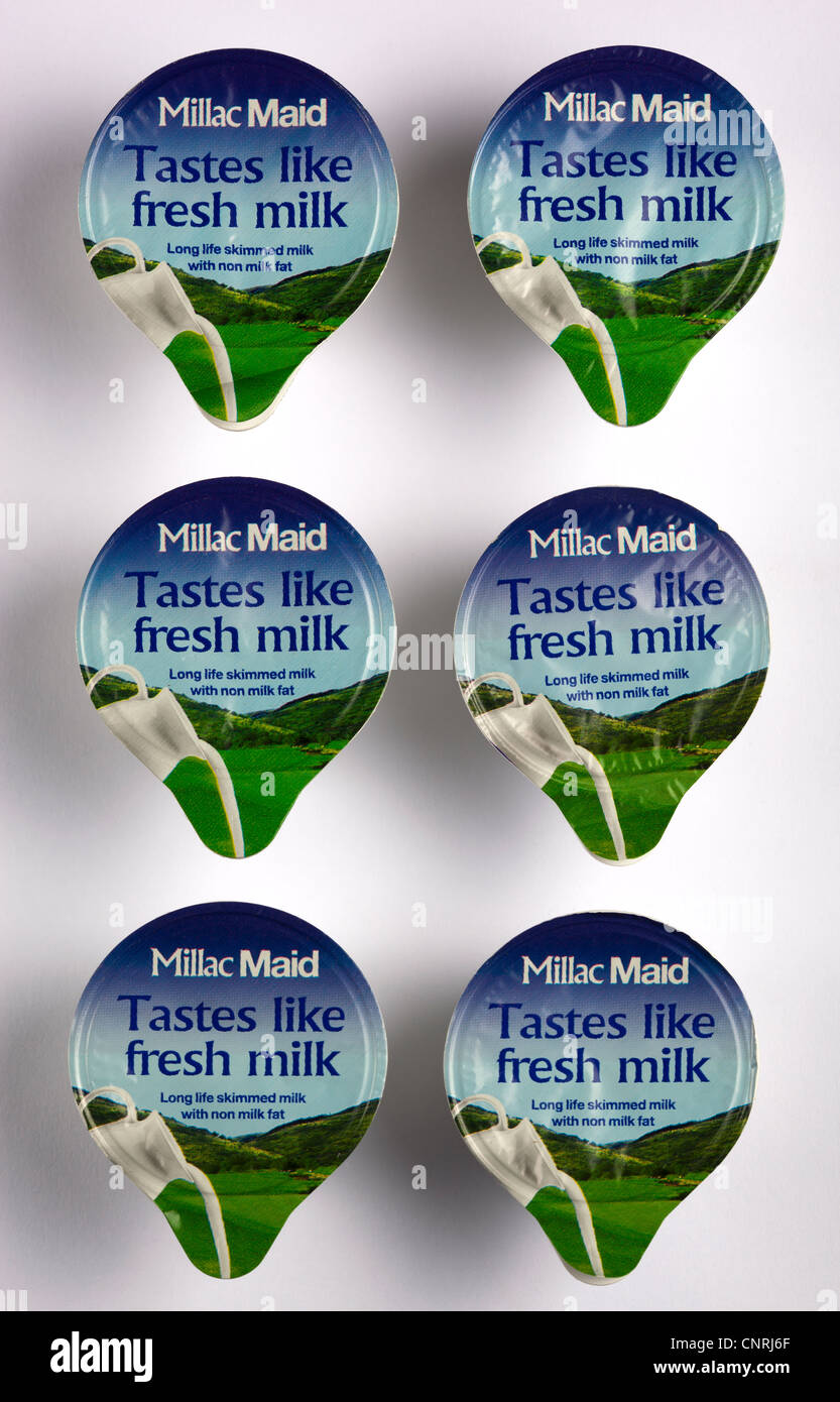 Takeaway lunga vita bicchieri di latte Foto Stock