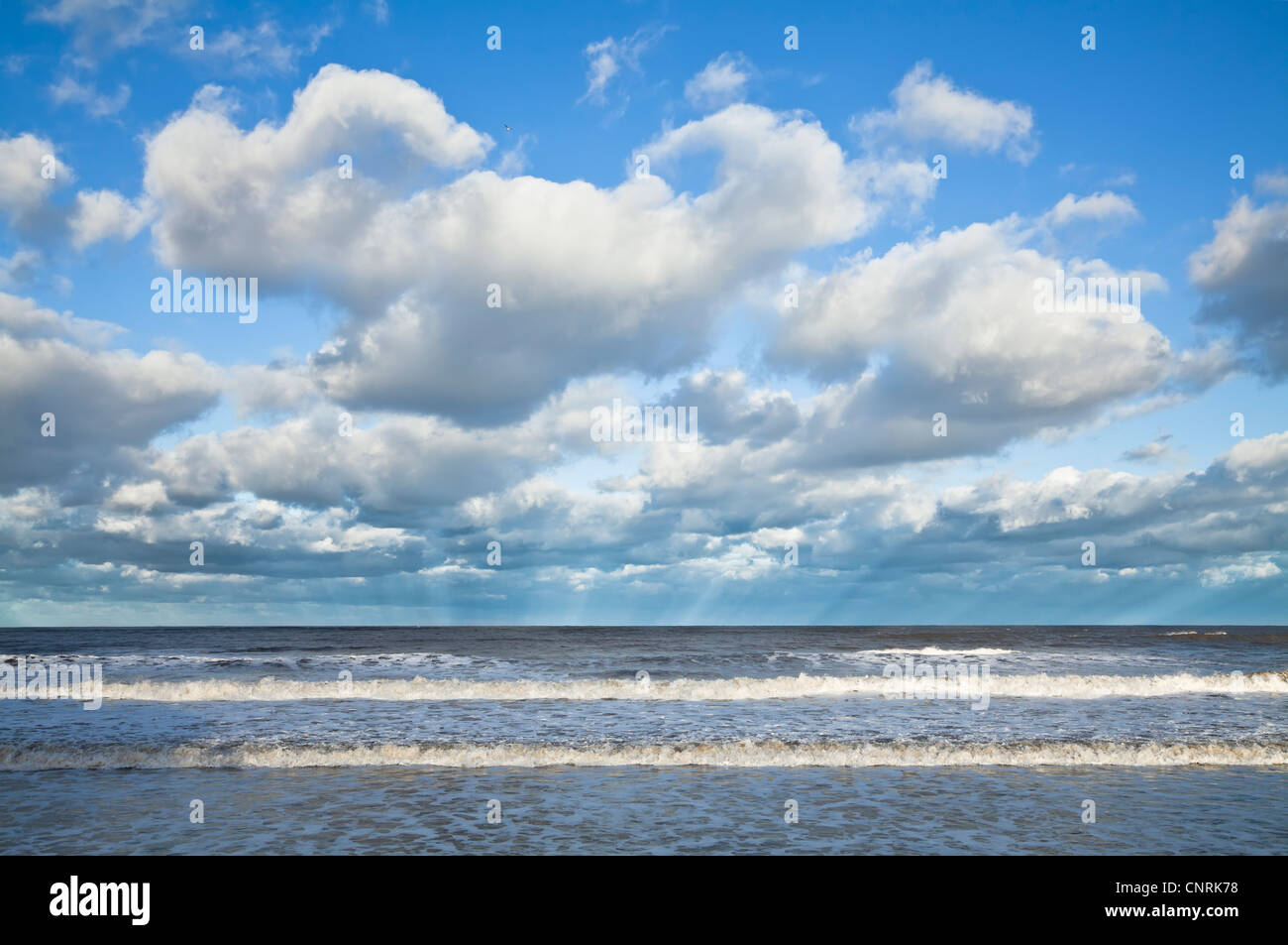 Cumulus nubi e raggi anticrepuscular su Scarborough North Bay, North Yorkshire. Foto Stock
