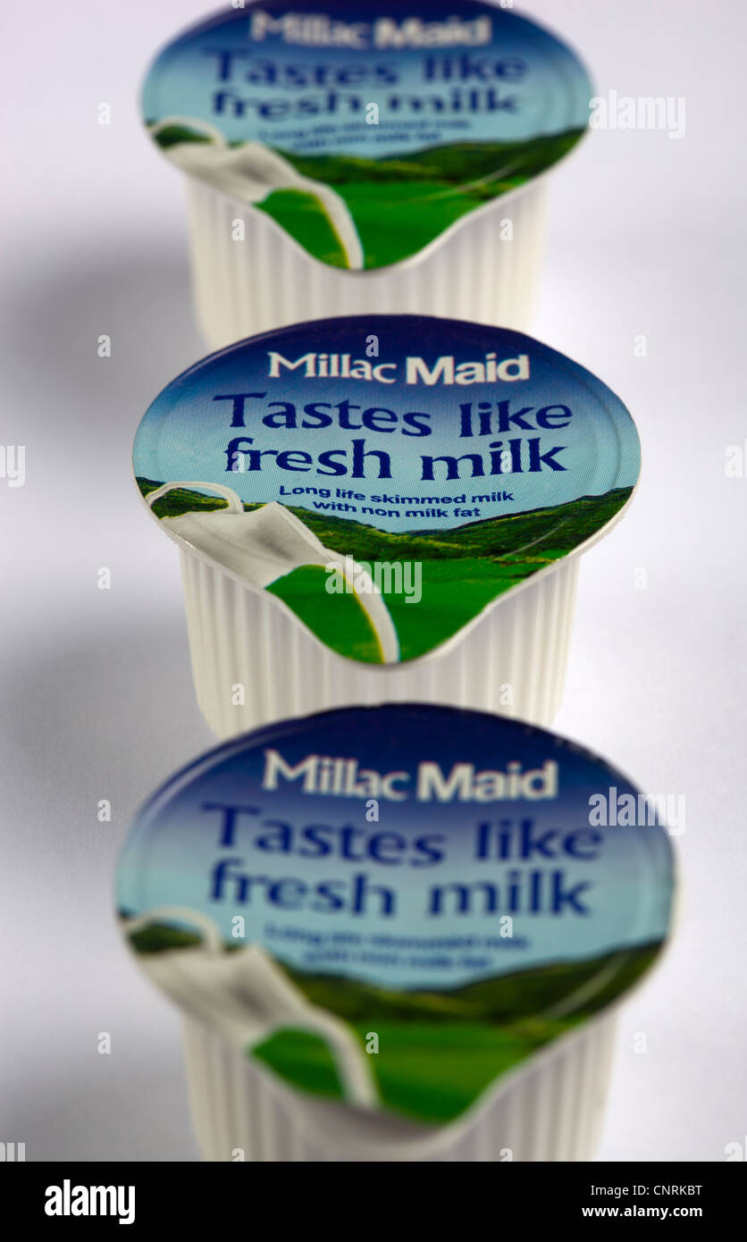 Takeaway lunga vita bicchieri di latte Foto Stock