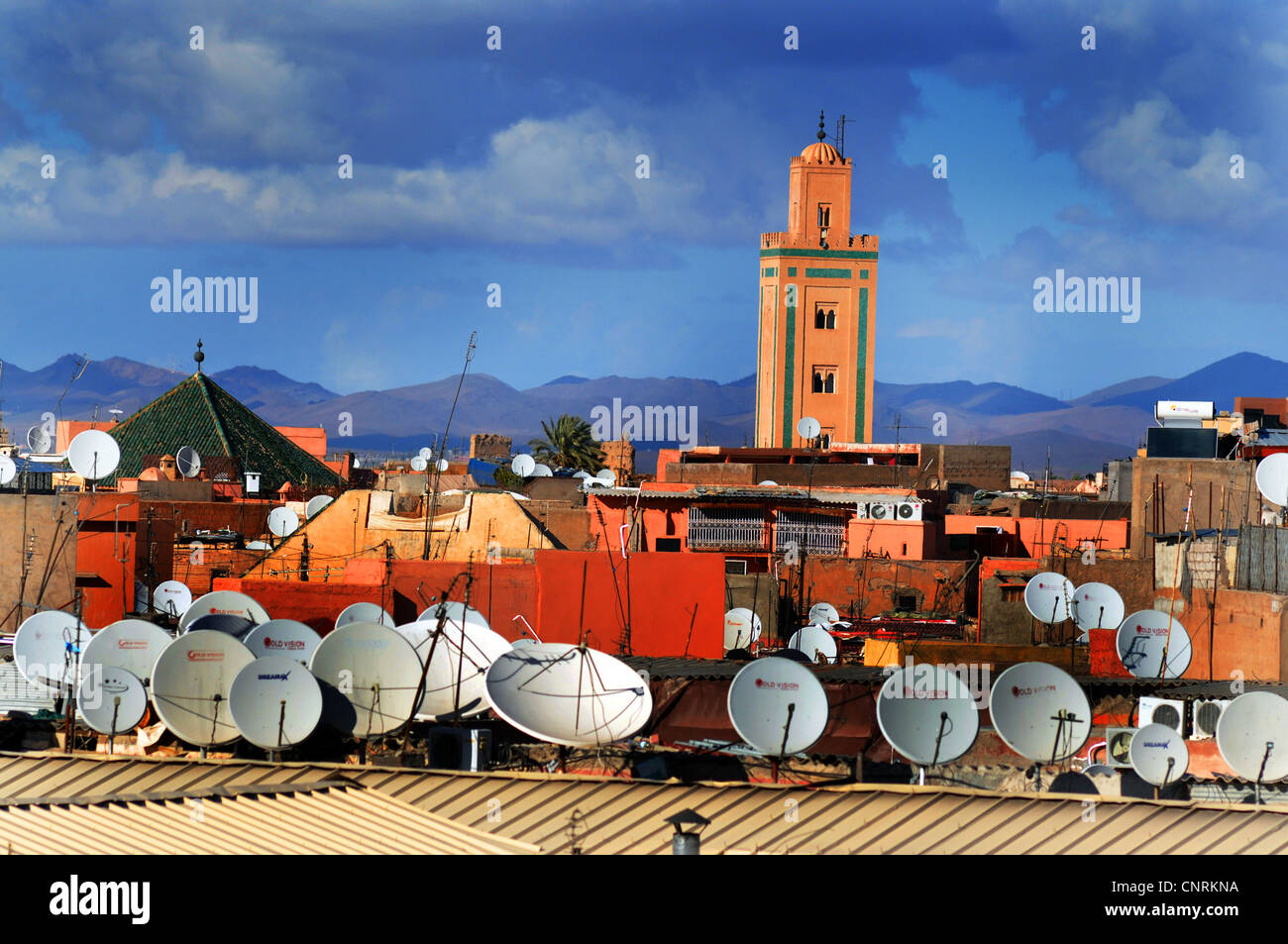 Marrakech marocco, vista sui tetti e le antenne paraboliche per le Montagne Atlas. Foto Stock