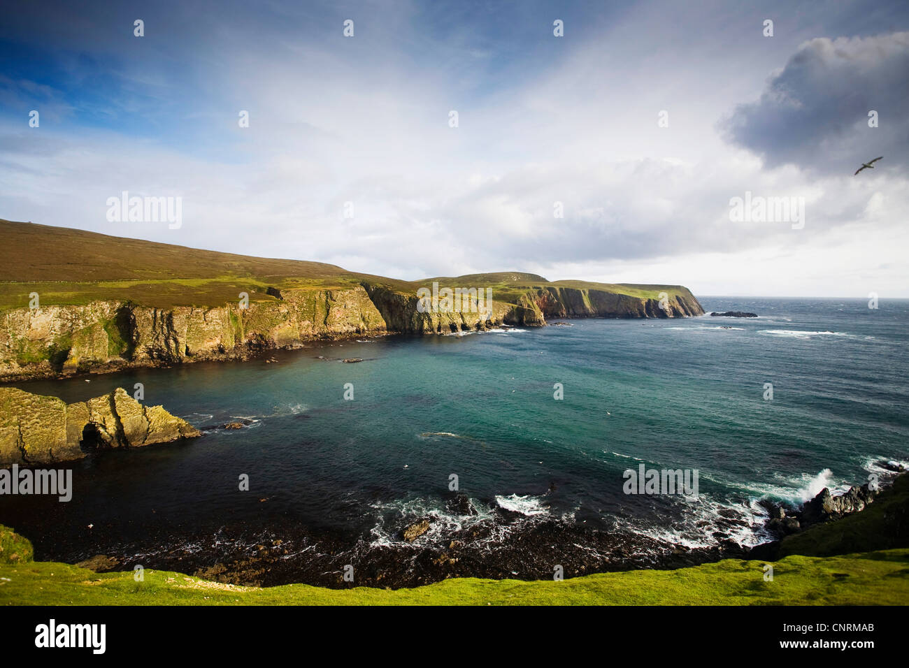 Il paesaggio costiero di Fair Isle con archi, Regno Unito, Scozia, isole Shetland, Fair Isle Foto Stock