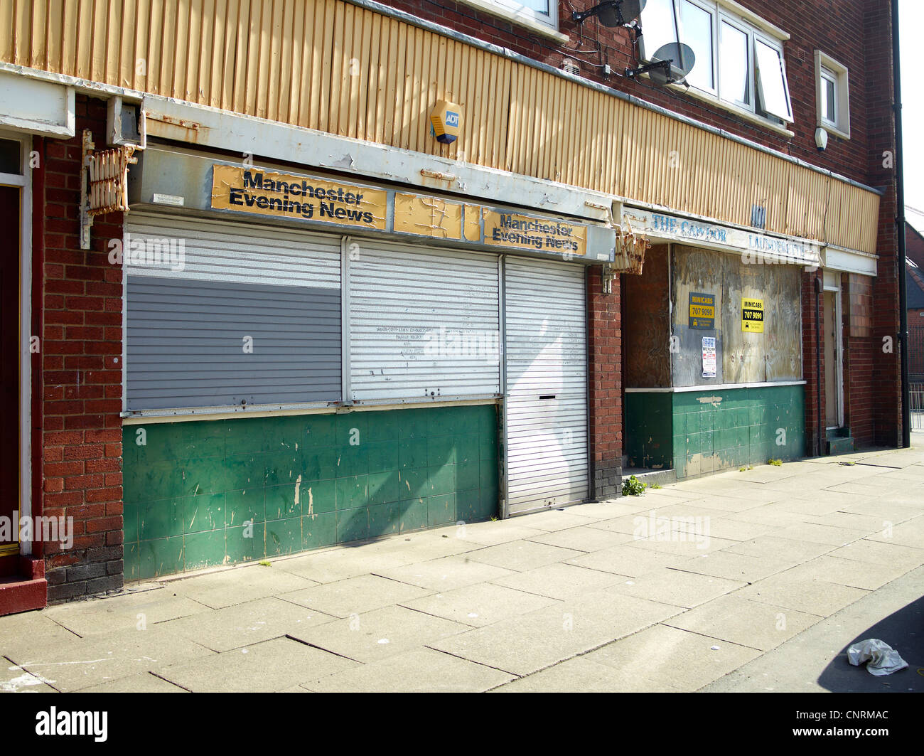 Il degrado urbano in Manchester - saliti fino ai negozi nella zona di Trafford, Nord Ovest Inghilterra Foto Stock
