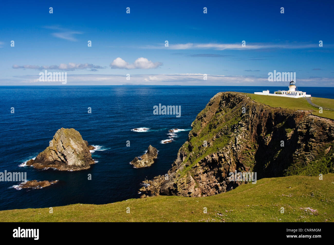 La costa nord di Fair Isle con faro, Regno Unito, Scozia, isole Shetland, Fair Isle Foto Stock