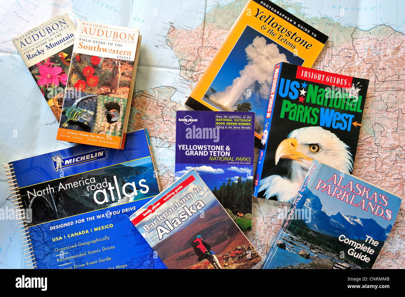 Road map e assortimento di guide turistiche e guide su North American National Parks per pianificare backpacking holiday Foto Stock
