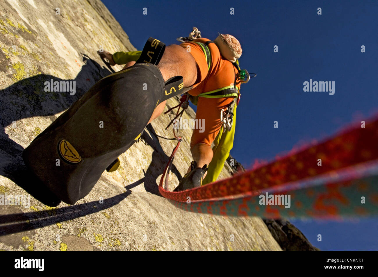 Scarpe da arrampicata di uno scalatore Foto Stock