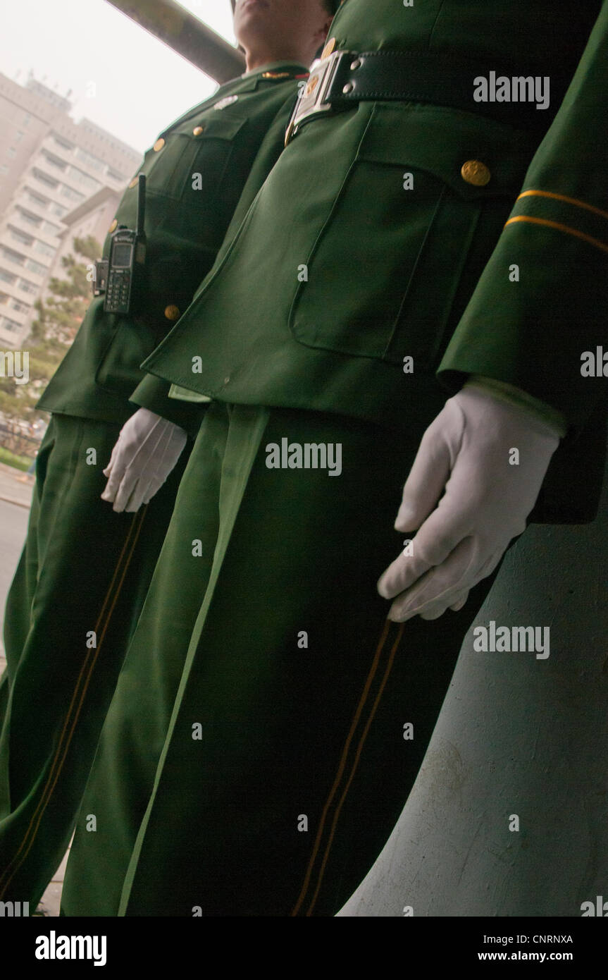 Metà cinese shot uniformi militari indossati da due soldati Foto Stock
