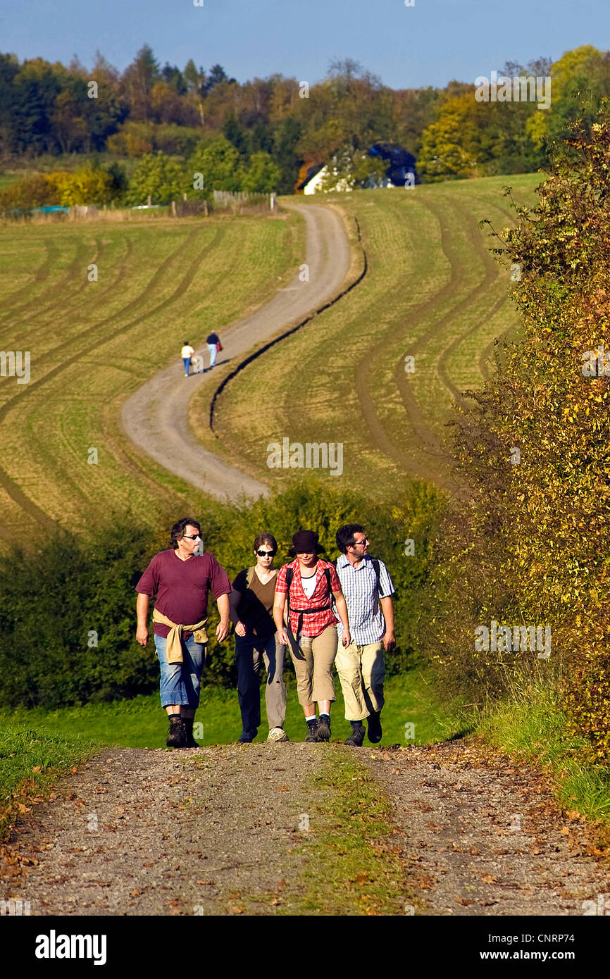 Persone girovagando su un percorso di trekking, in Germania, in Renania settentrionale-Vestfalia, Breckerfeld Foto Stock