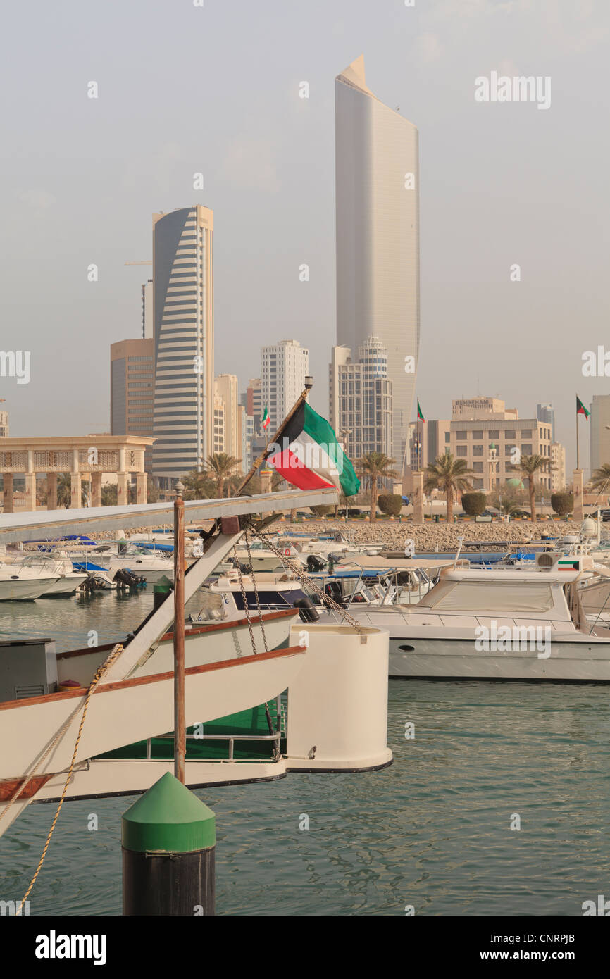 Vista di Kuwait City skyline attraverso Souq Sharq Marina Foto Stock