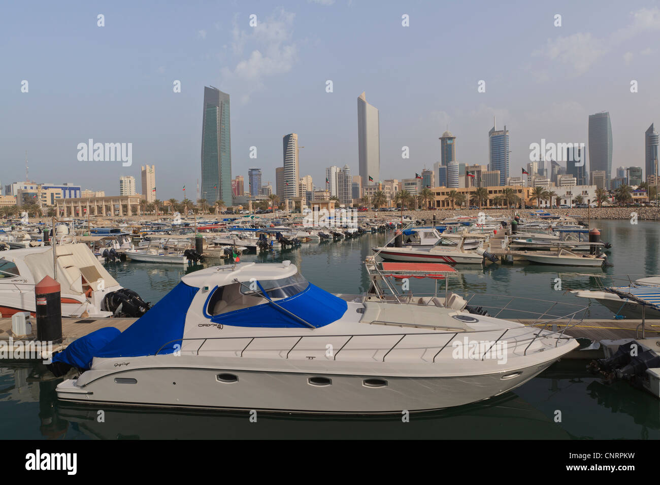 Vista di Kuwait City skyline attraverso Souq Sharq Marina Foto Stock