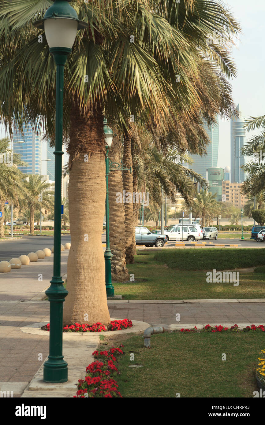 La scena presa lungo la passeggiata lungo la strada del Golfo Kuwait City Foto Stock