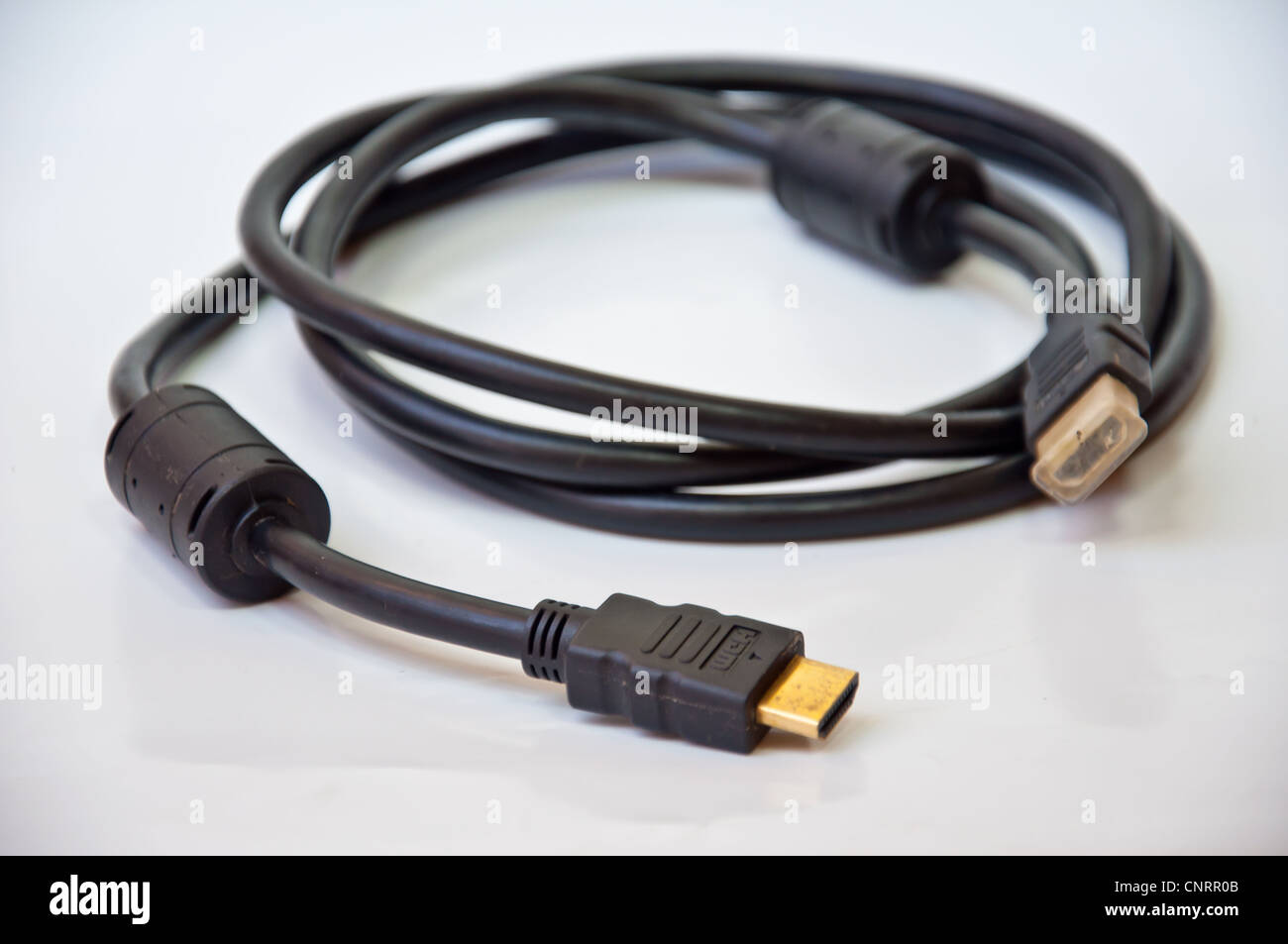 Cavo HDMI su sfondo bianco Foto Stock