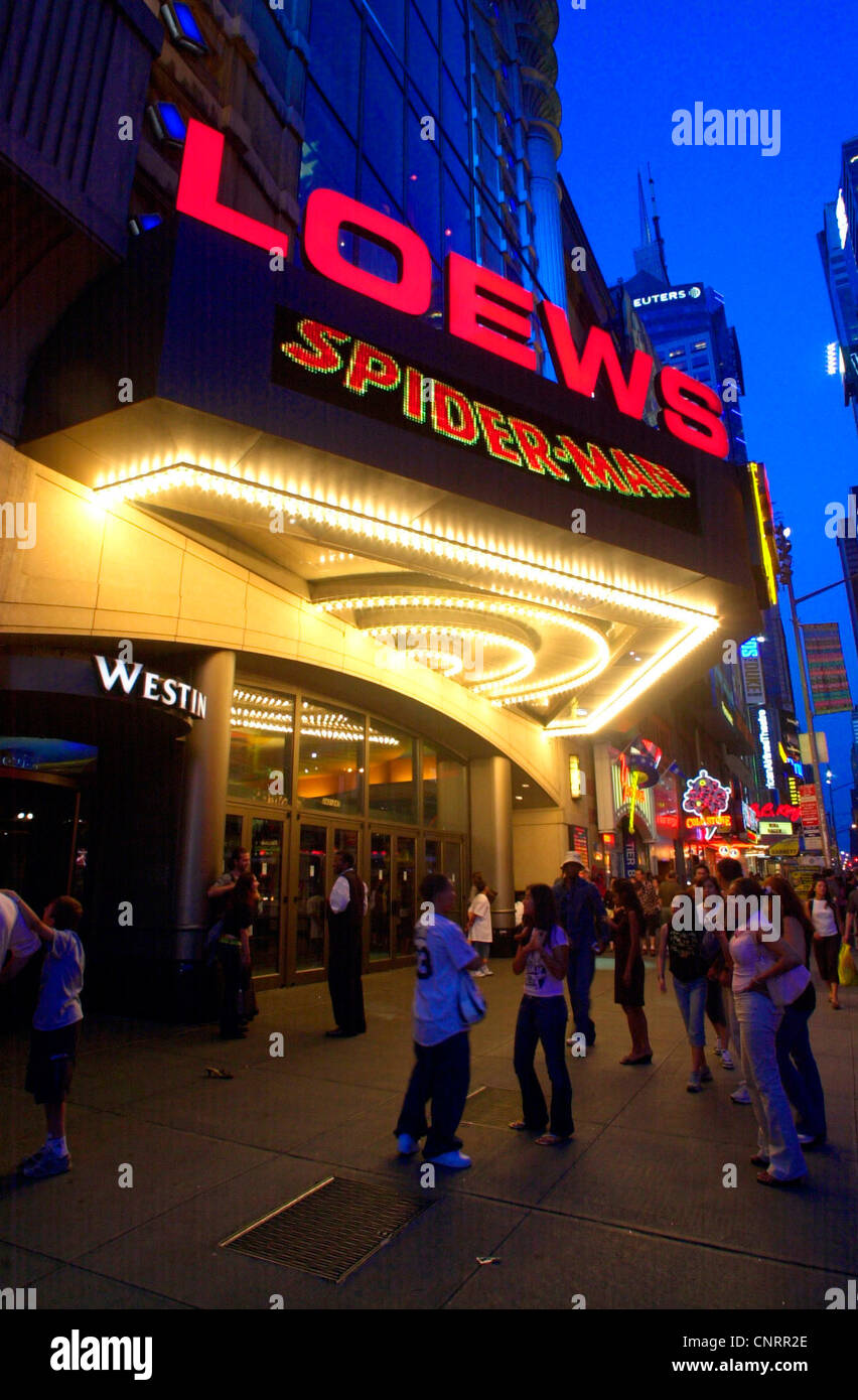 Un Loews Theatre di New York mostra il successo dell'estate Spider-Man. Foto Stock