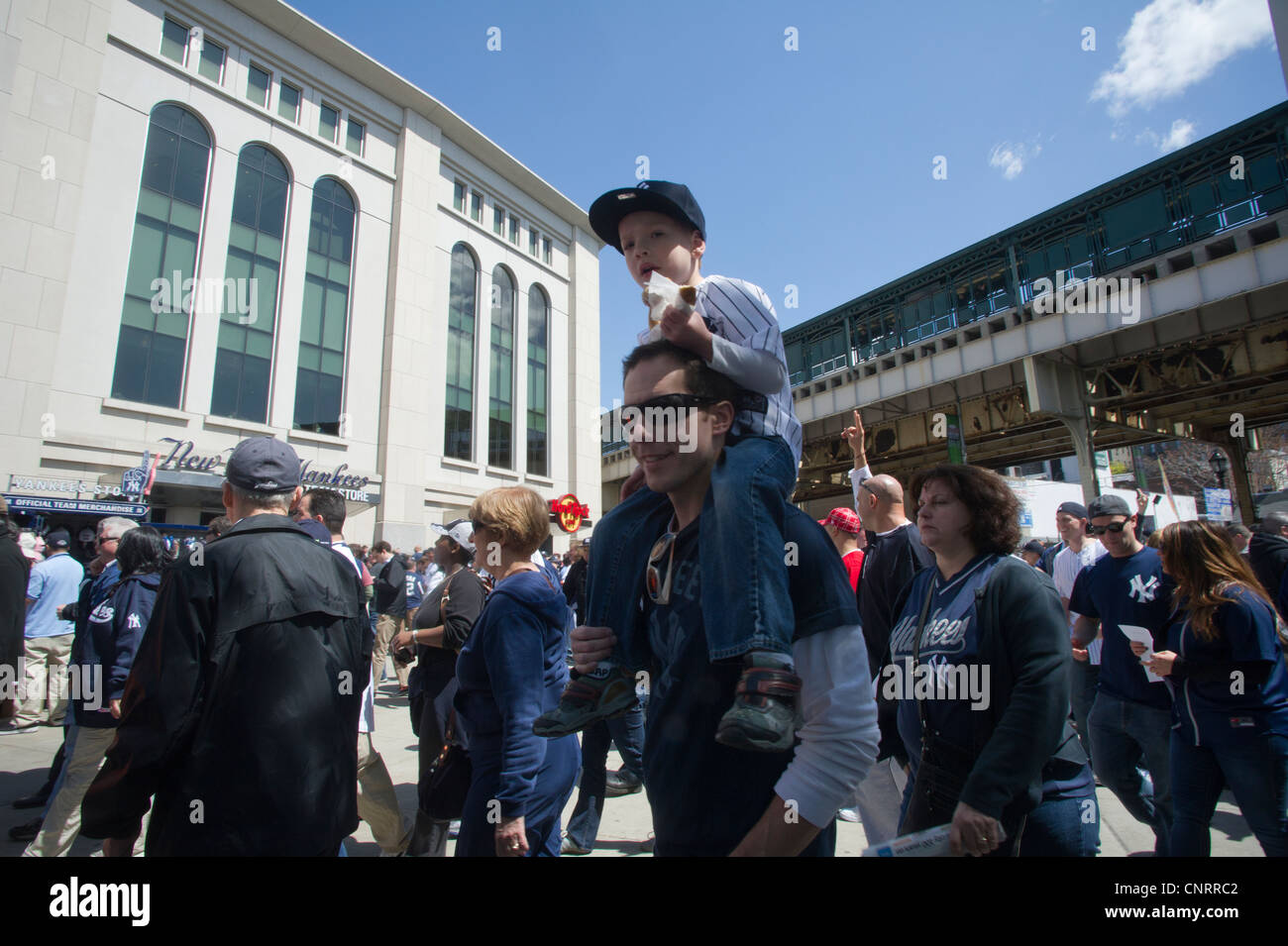 Migliaia di appassionati di arrivare per la casa che per l'assolcatore allo Yankee Stadium di New York borough del Bronx Foto Stock