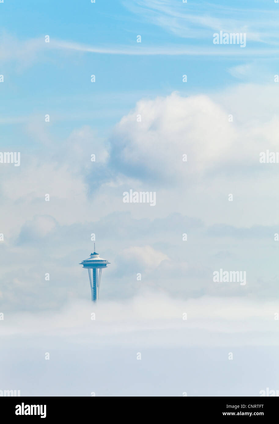 Un banco di nebbia oscura downtown di Seattle e lo spazio punture di ago attraverso la nebbia, Stati Uniti di Washington Foto Stock