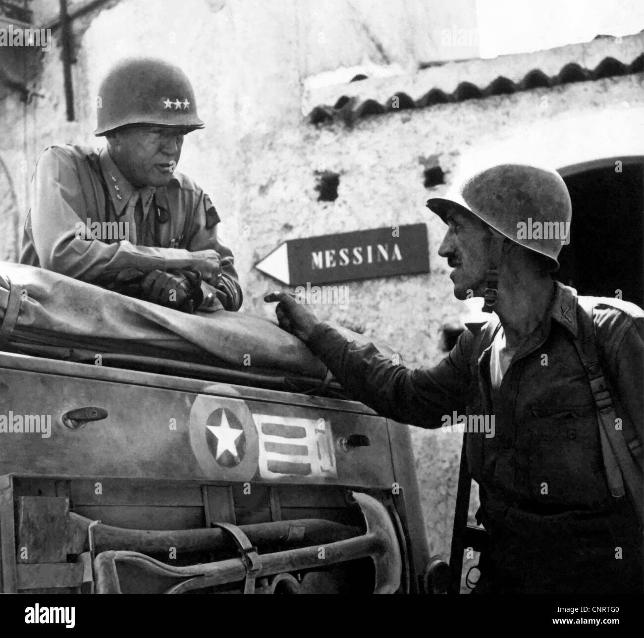 Restaurata digitalmente la foto del vettore del generale George Smith Patton a discutere di strategia militare con un compagno soldato. Foto Stock