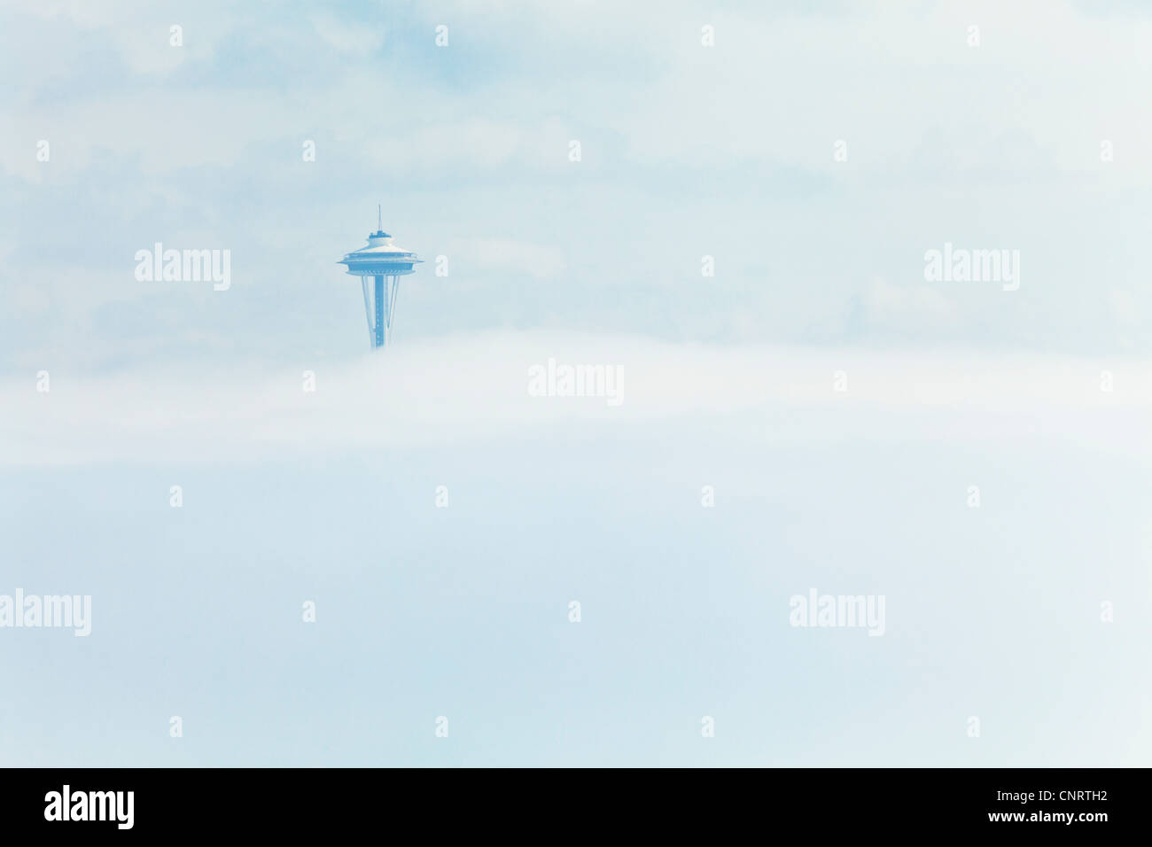 Un banco di nebbia oscura downtown di Seattle e lo spazio punture di ago attraverso la nebbia, Stati Uniti di Washington Foto Stock