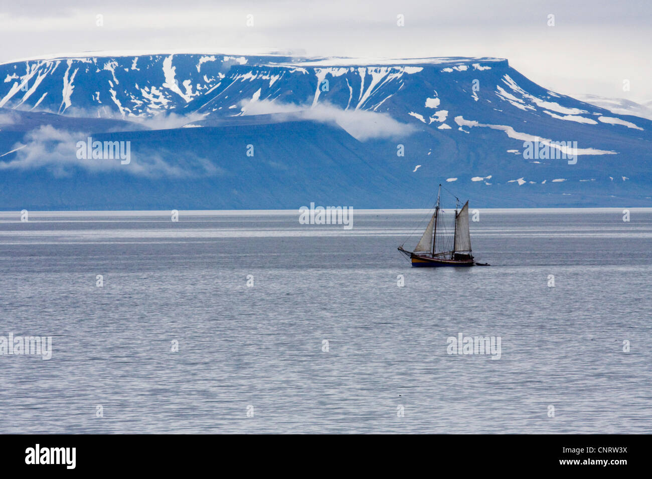 Nave a vela vicino Longerbyn, Norvegia, Isole Svalbard Foto Stock