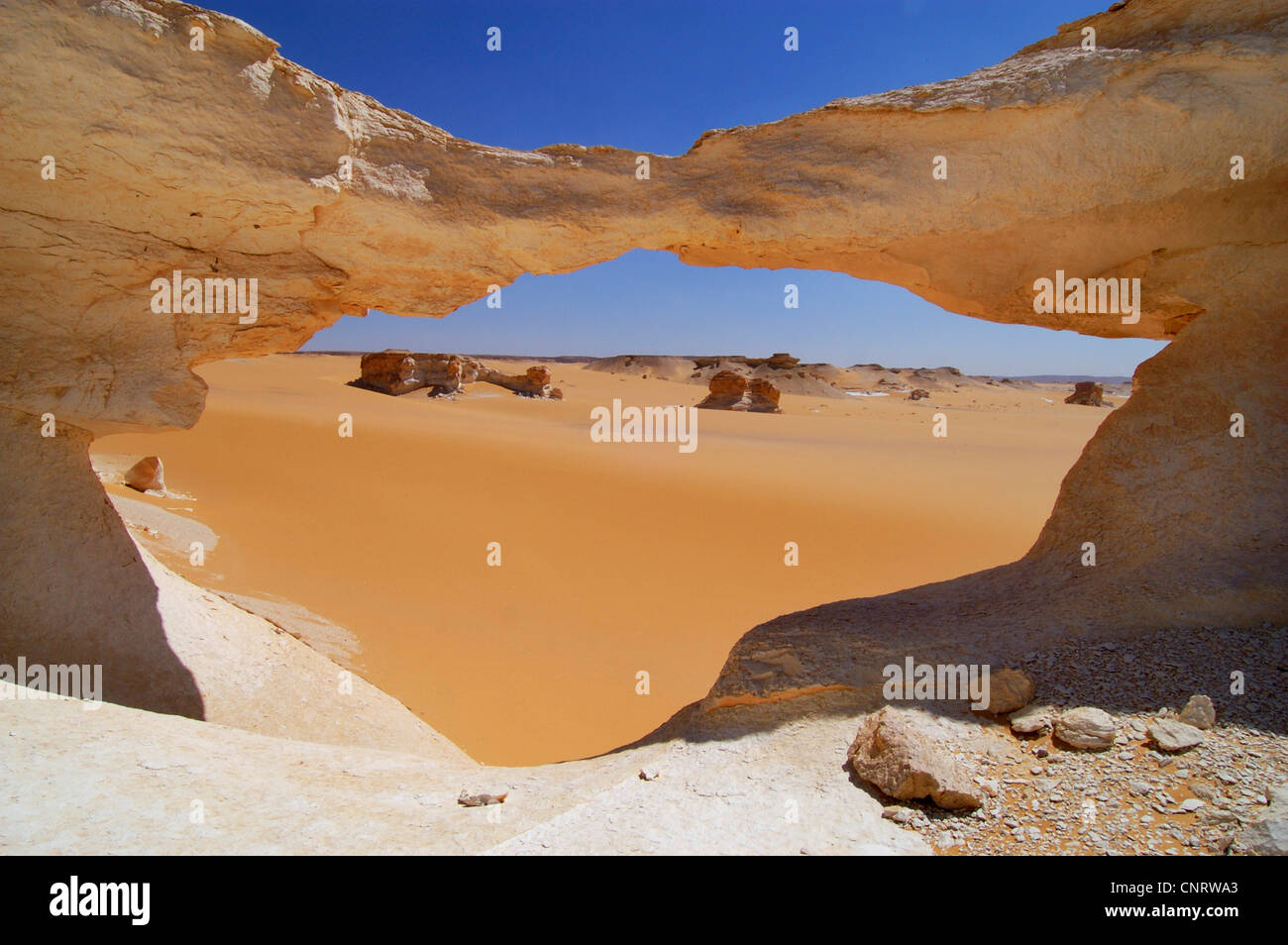 Il paesaggio del deserto con arch, Egitto, White Desert National Park Foto Stock