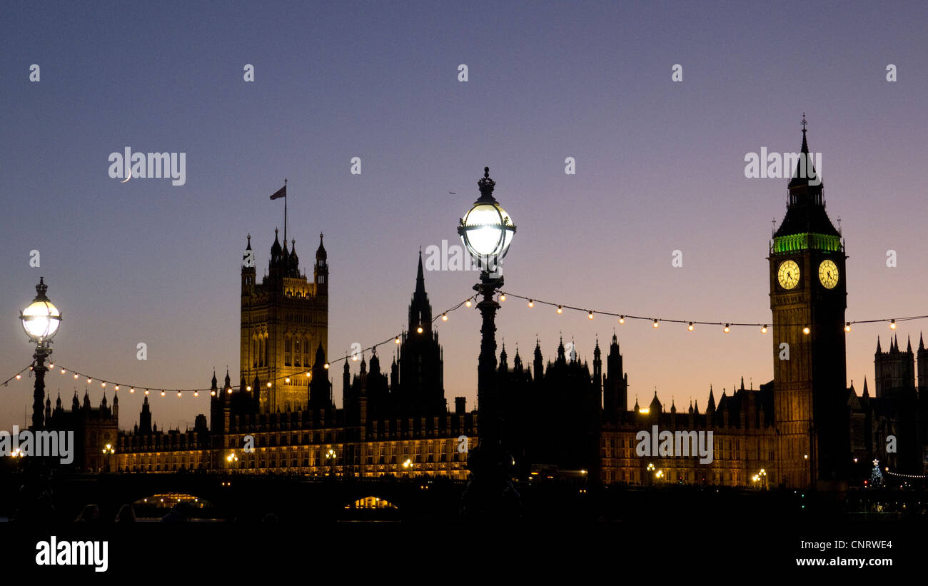 Guardando al di là del fiume Tamigi di Big Ben e le Camere del Parlamento, Londra Foto Stock