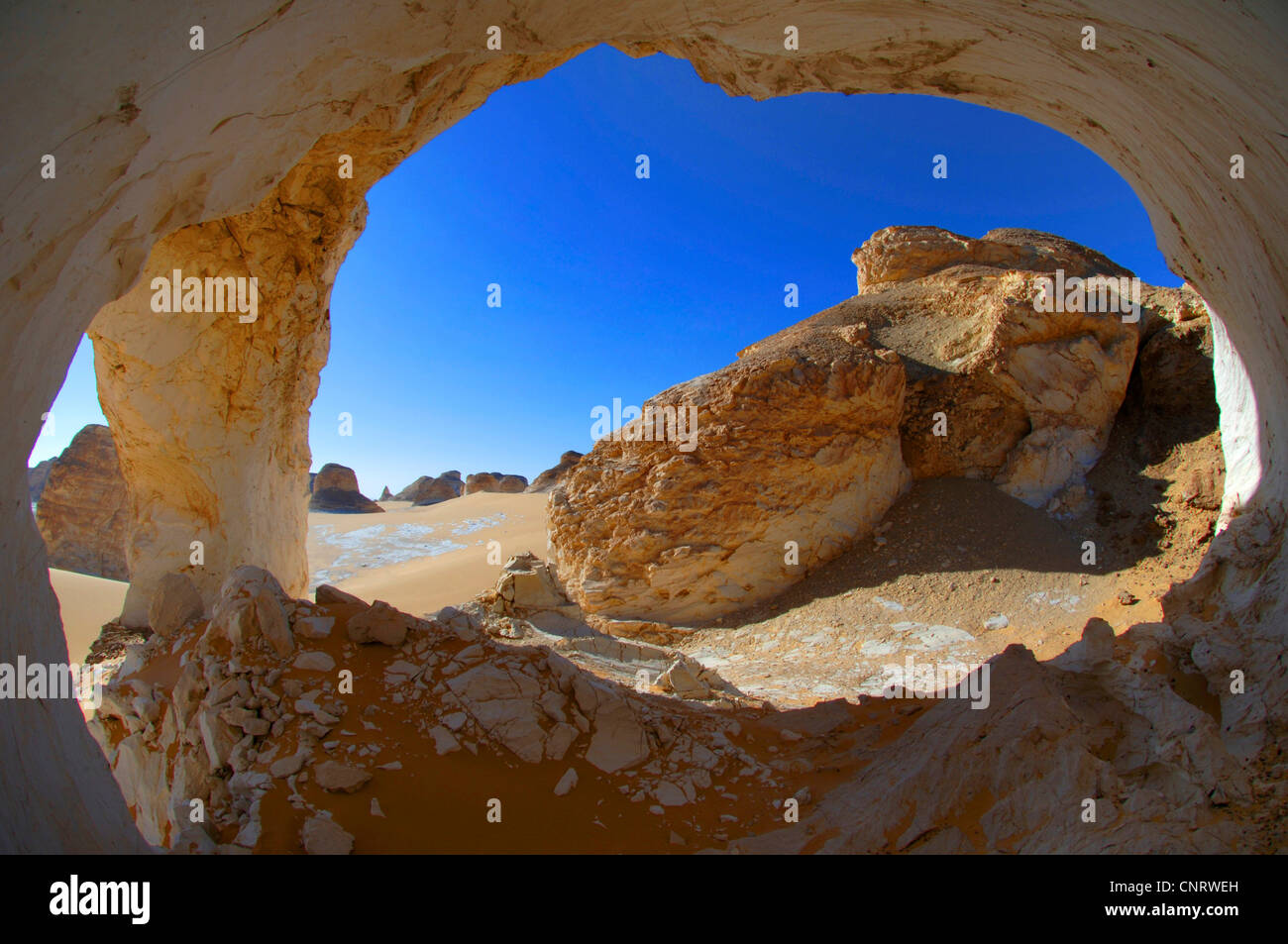 Arch nel paesaggio del deserto, Egitto, White Desert National Park Foto Stock