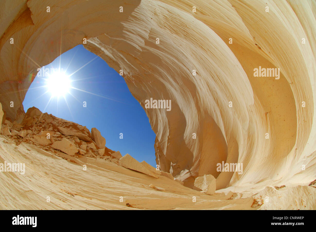Arch nel paesaggio del deserto, Egitto, White Desert National Park Foto Stock
