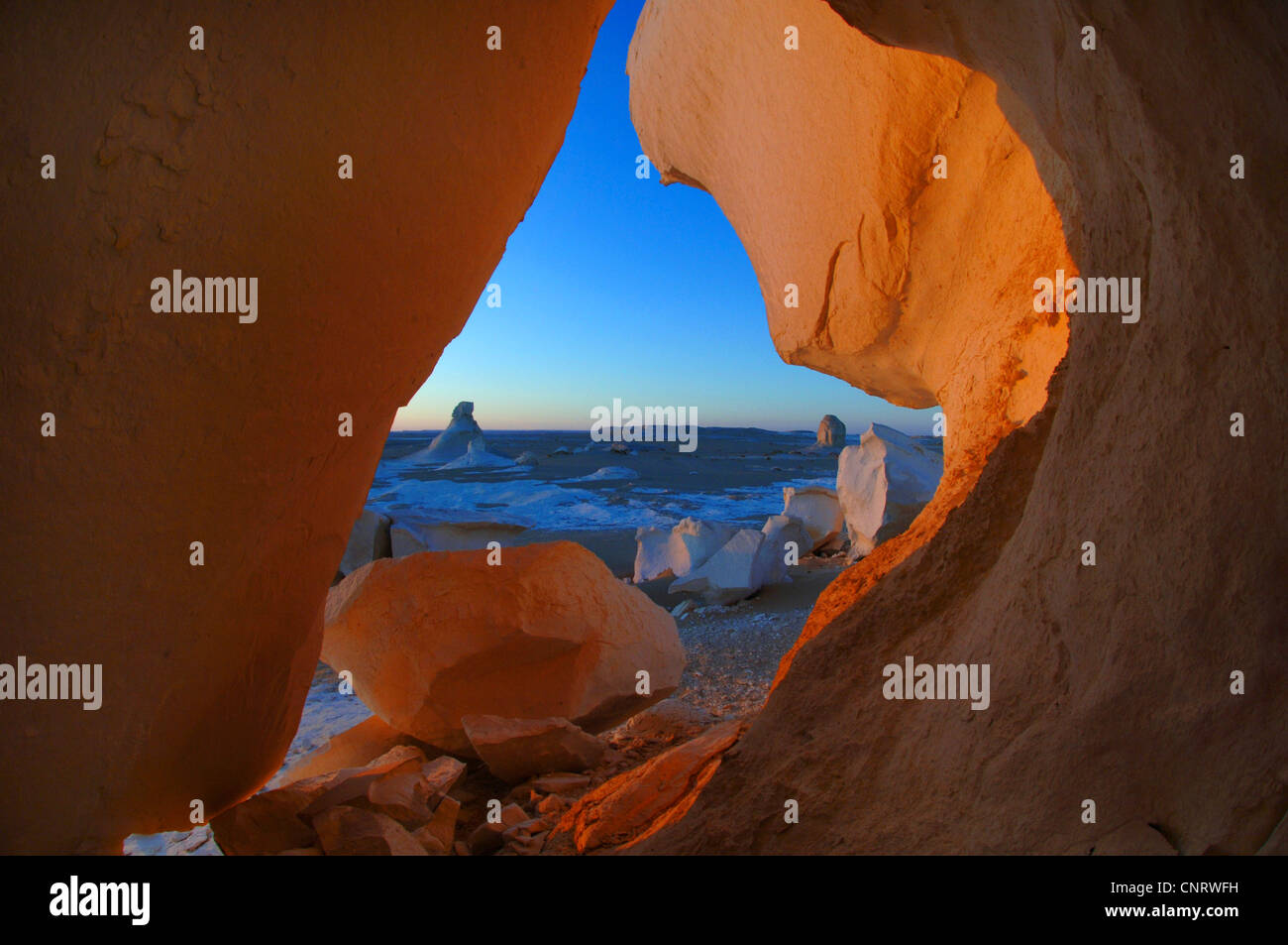Arch nel paesaggio del deserto, Egitto, White Desert National Park Foto Stock