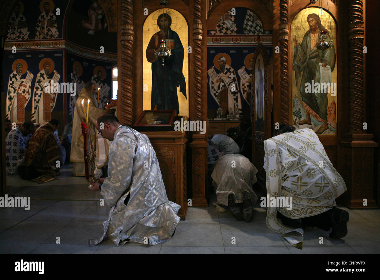 Epifania servizio mattutino in St Parascheva la Chiesa a Belgrado in Serbia. Foto Stock