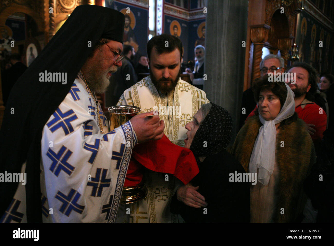 Eucaristia ortodossa dopo un'epifania servizio mattutino in St Parascheva la Chiesa a Belgrado in Serbia. Foto Stock