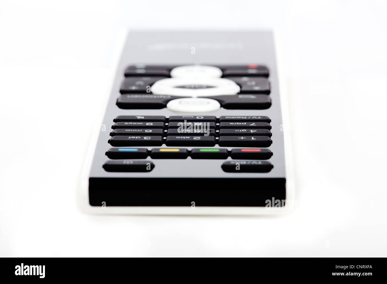 Moderno e di colore bianco e nero telecomando su sfondo bianco Foto Stock