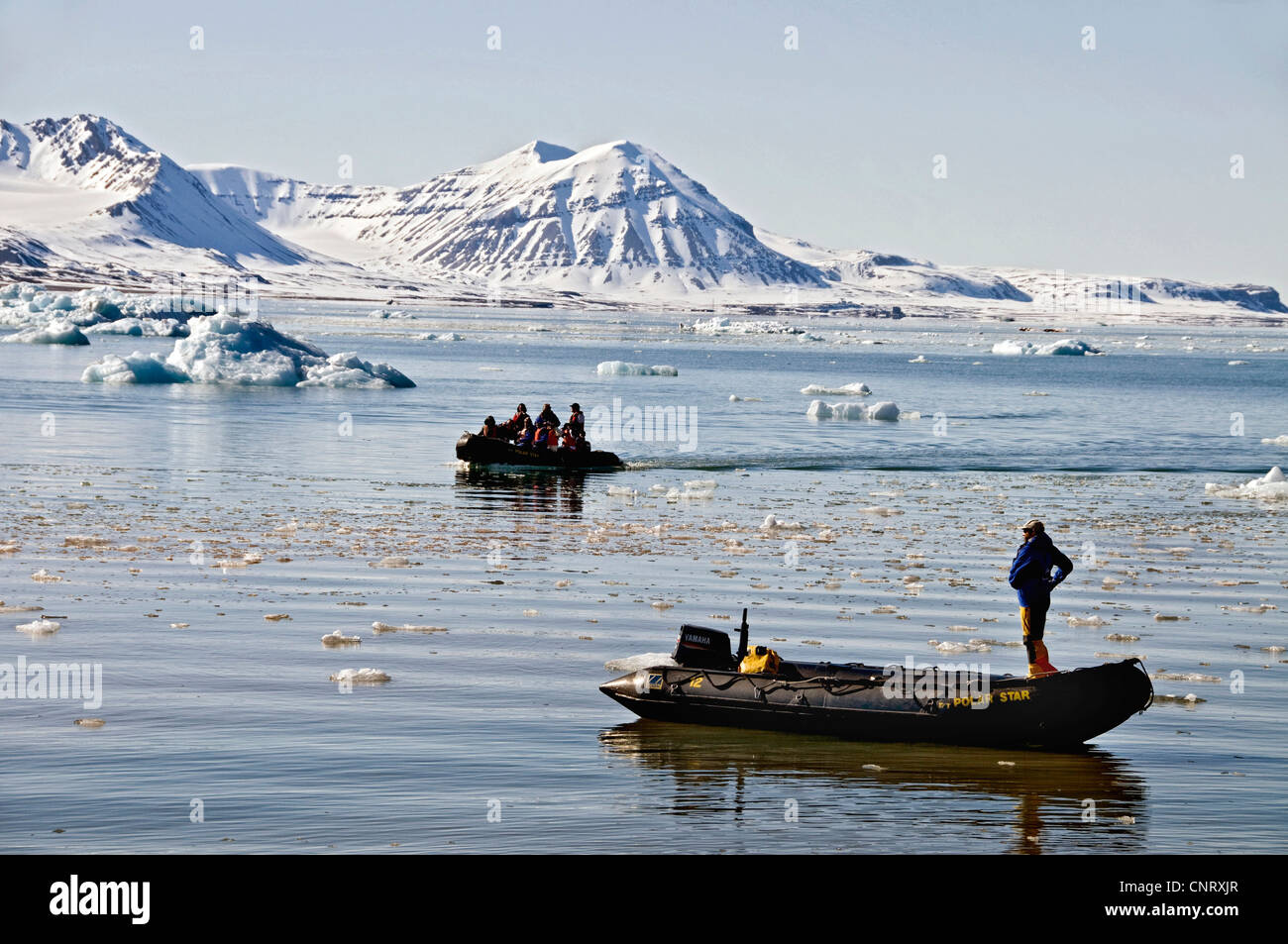 Eco-turisti esplorano il Kings fiordo (Kongsfjorden) con zodiacs, Norvegia Isole Svalbard Svalbard e isole Foto Stock