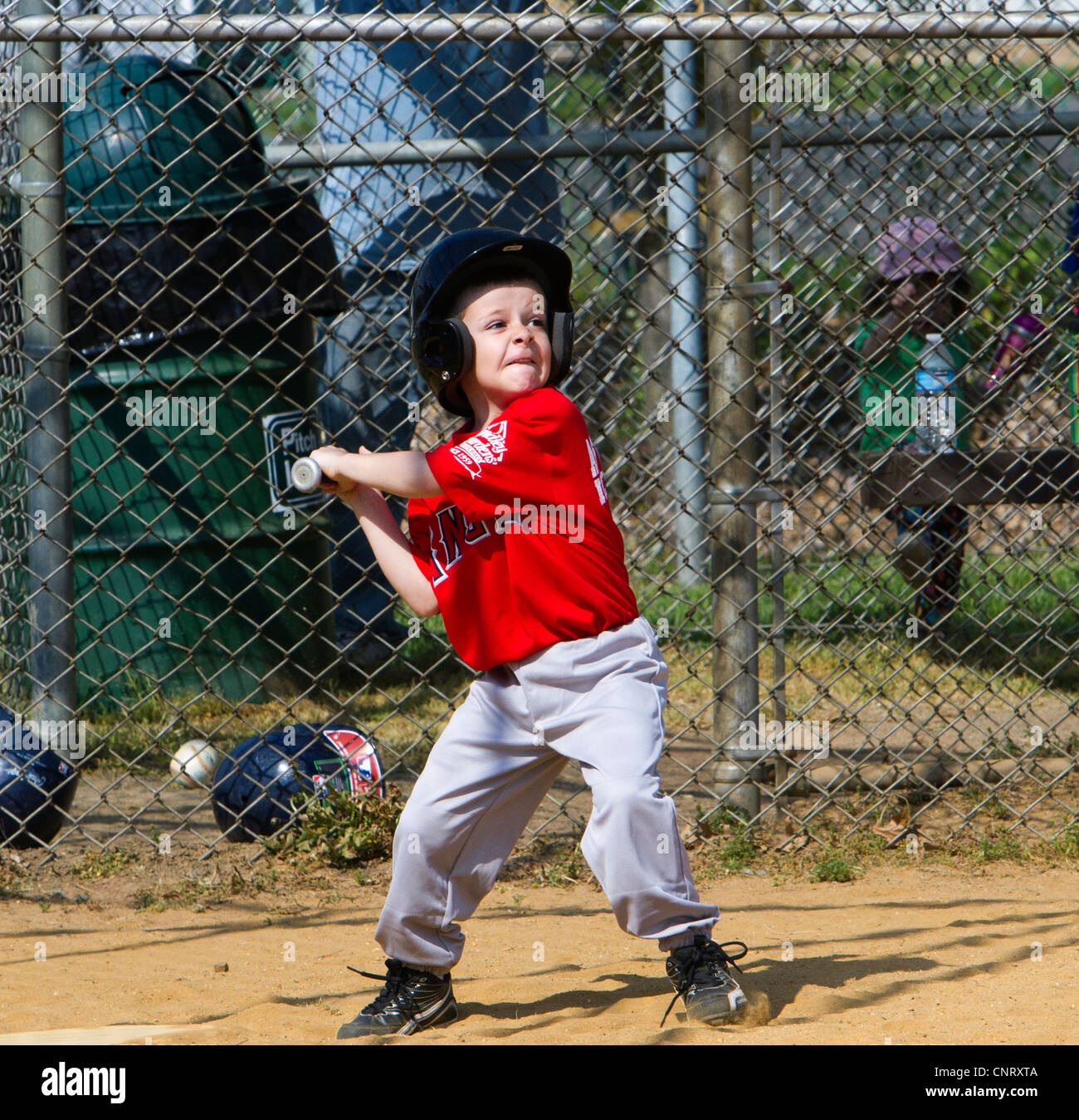 Little Boy oscillazione della bat. Foto Stock