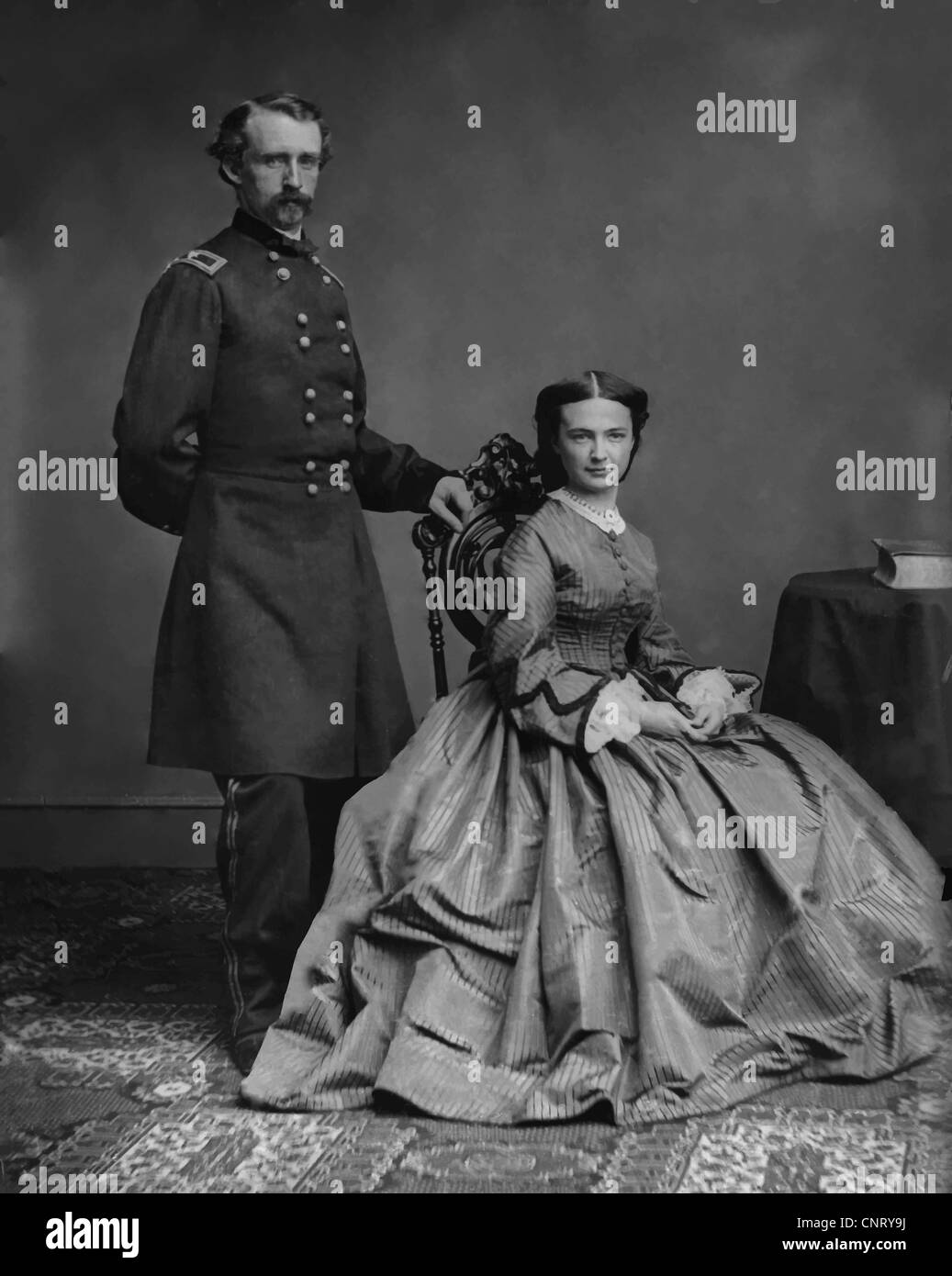Restaurata digitalmente la foto del vettore del generale George Armstrong Custer in piedi da sua moglie Elizabeth Bacon Custer. Foto Stock