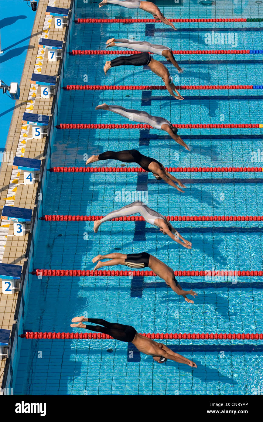 Inizio di uomini gara di nuoto. Foto Stock