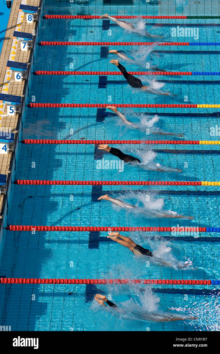 Inizio di uomini gara di nuoto. Foto Stock