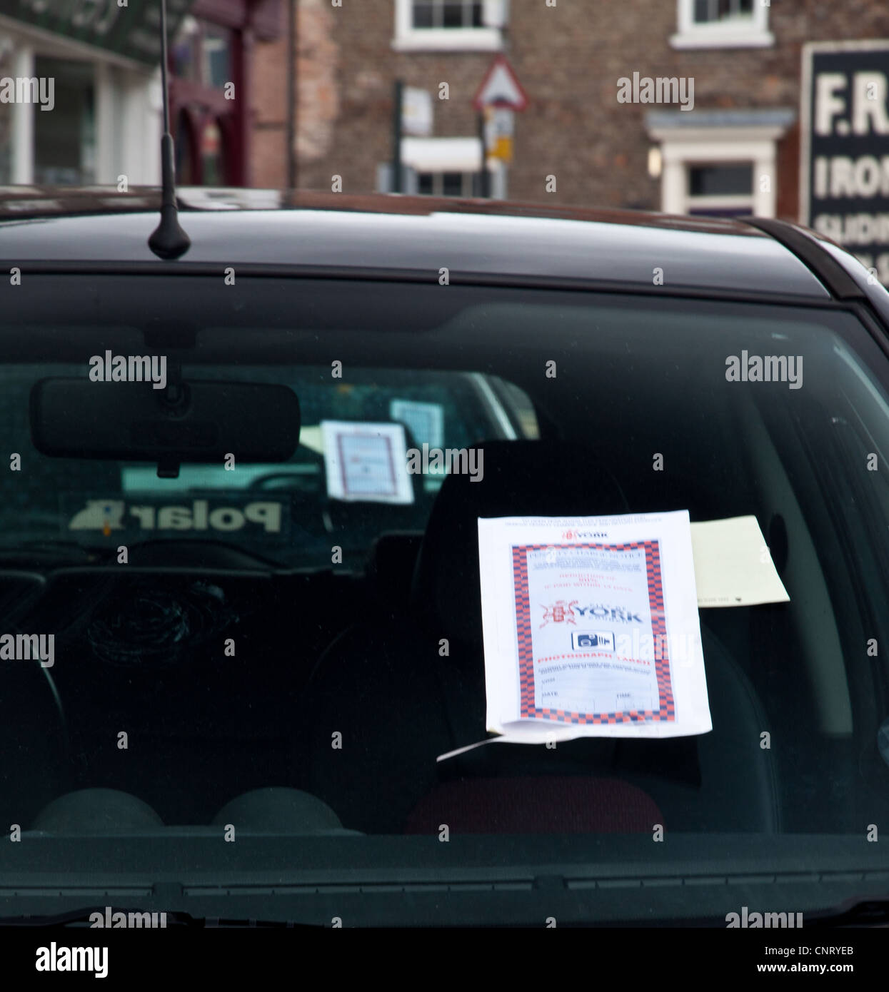 I biglietti per il parcheggio sul parabrezza auto in York Foto Stock