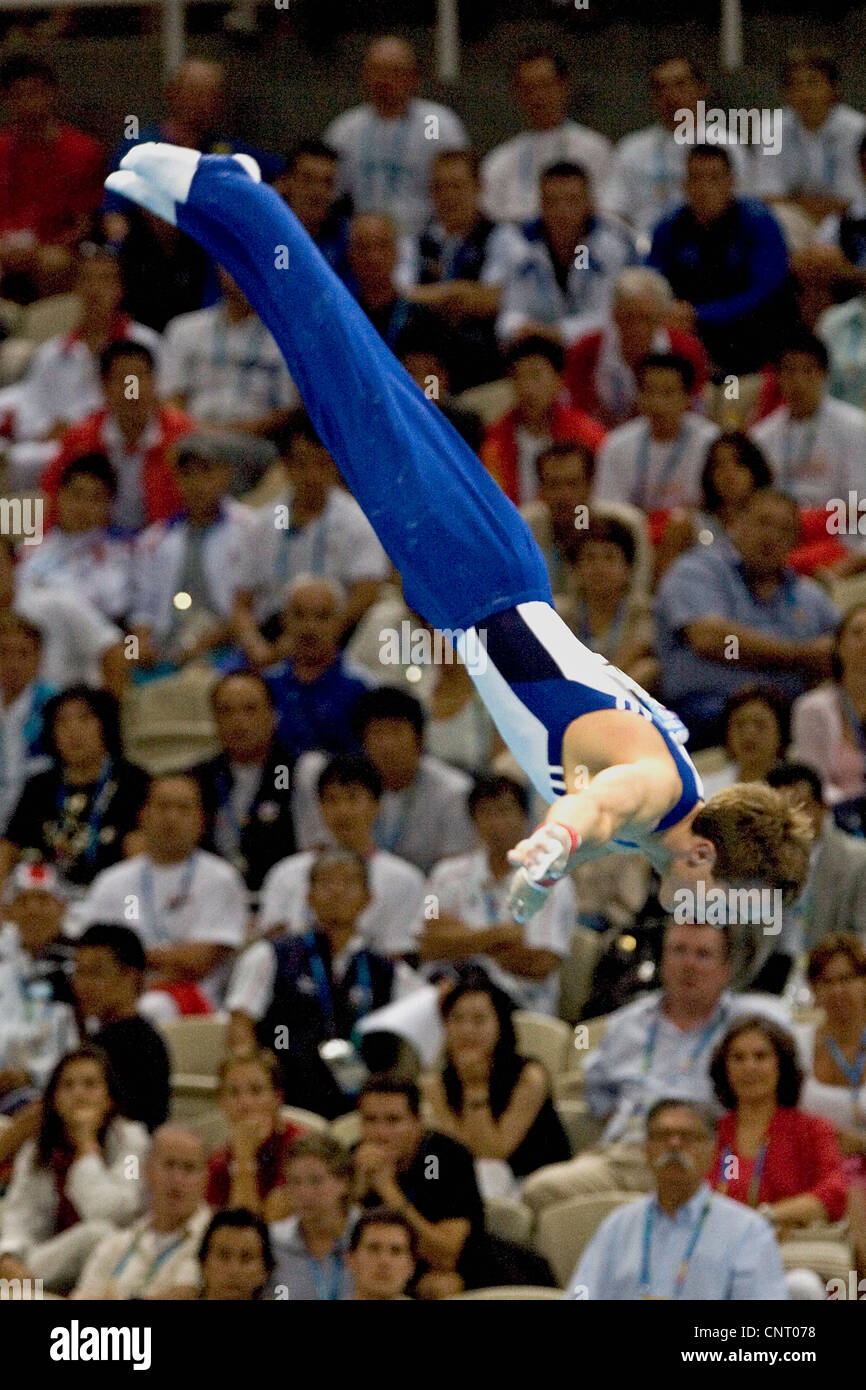 Ginnastica Paul Hamm (USA) concorrenti sulla barra alta durante la uomini individuale tutto finali, dove ha vinto la medaglia d'oro Foto Stock