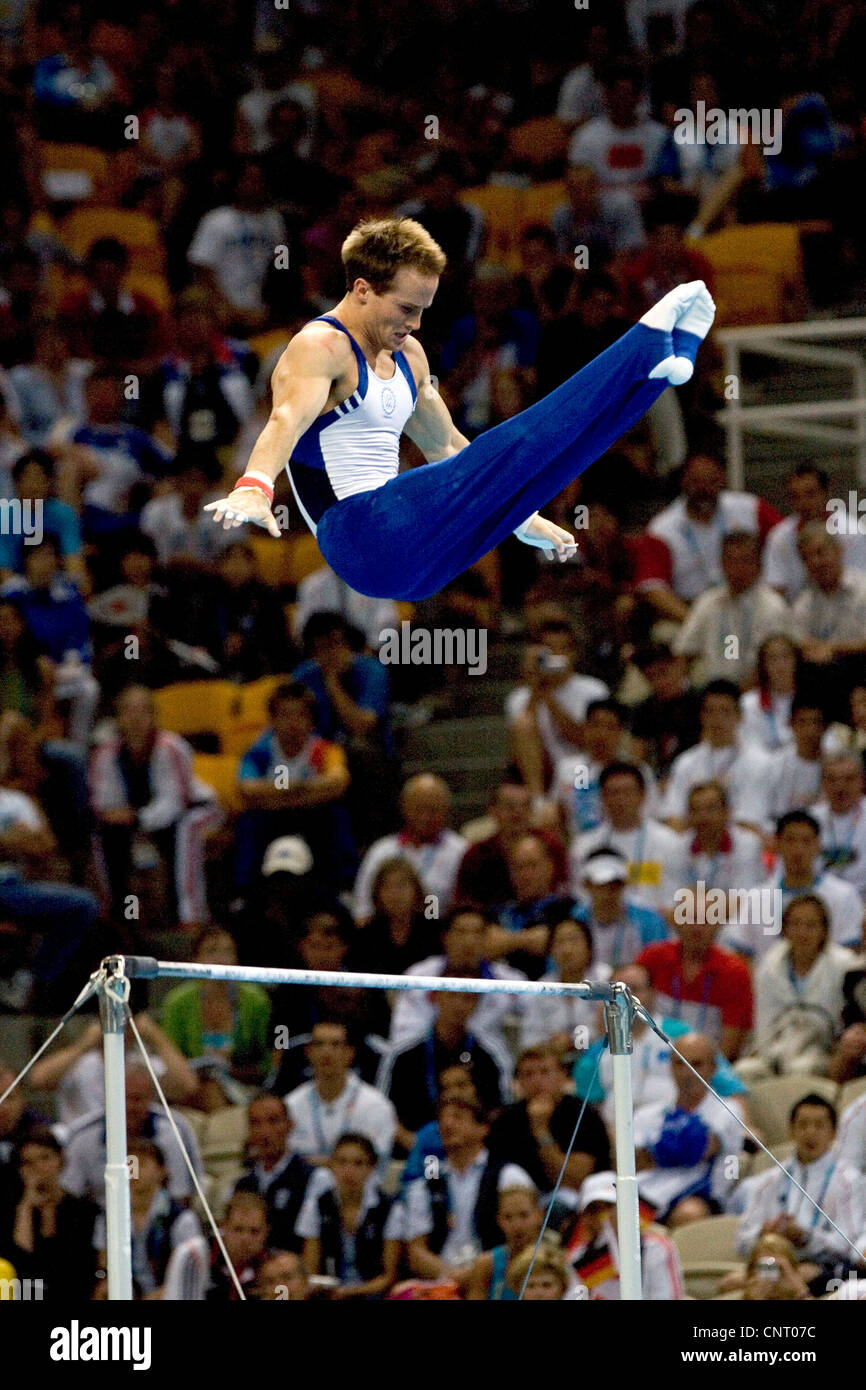Ginnastica Paul Hamm (USA) concorrenti sulla barra alta durante la uomini individuale tutto finali, dove ha vinto la medaglia d'oro Foto Stock