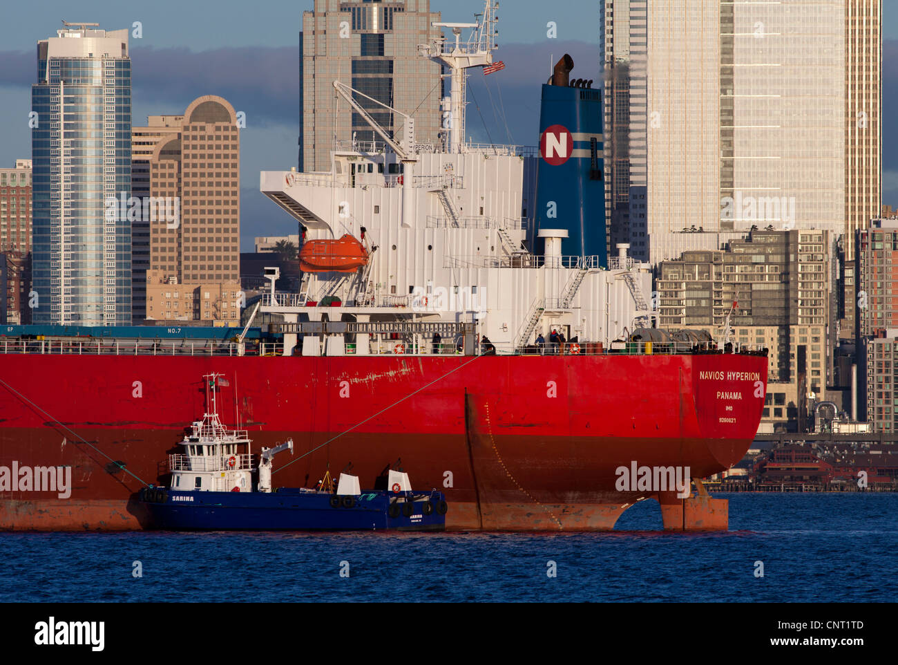 Nave da carico che sono ancorate al largo di Seattle, Washington, Stati Uniti d'America Foto Stock