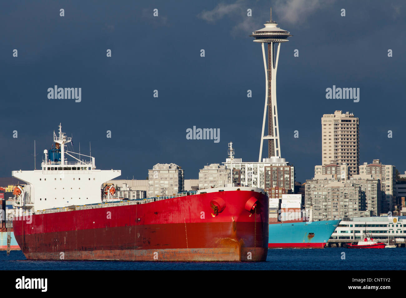 Le navi nella Baia di Elliott, lo Space Needle e il Seattle, Washington, Stati Uniti d'America Foto Stock