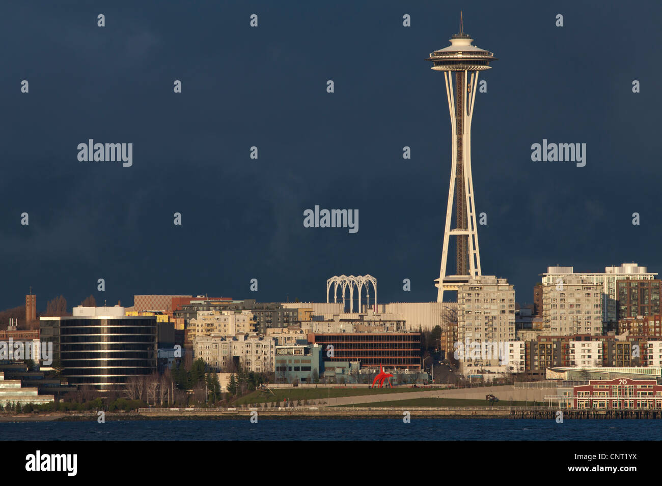 Lo Space Needle e il Centro della Scienza del Pacifico che si vede attraverso della Baia di Elliott, Seattle, Washington, Stati Uniti d'America Foto Stock