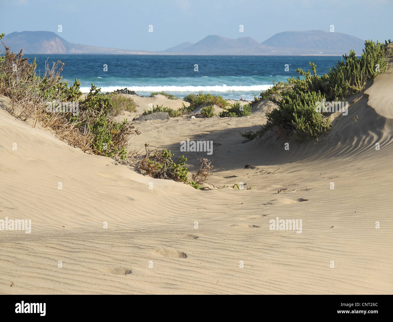 Spiaggia e sabbia, dune, mare, vacanza, isola, piedi stampe, onde, interruttori, Foto Stock