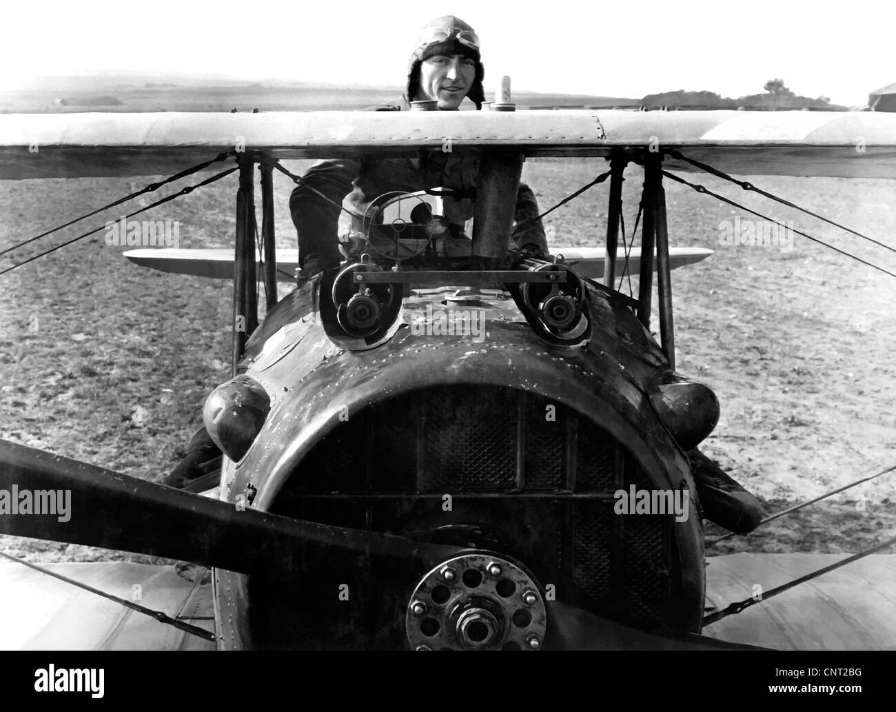 Restaurata digitalmente vector fotografia della guerra mondiale I Fighter Ace e Medal of Honor destinatario, Eddie Rickenbacker nel suo biplano. Foto Stock
