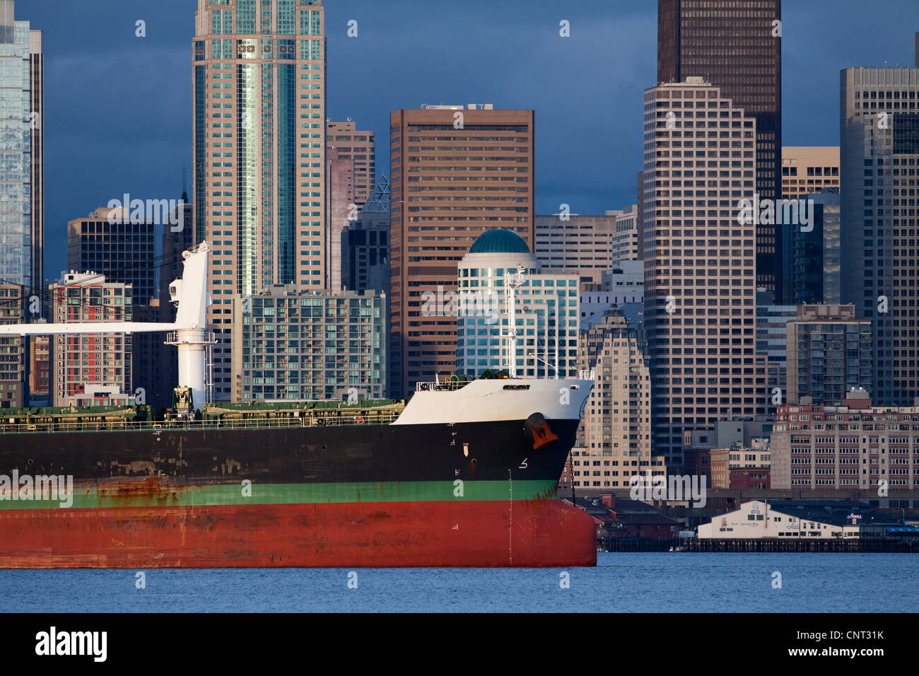 Freighter ancorato in Puget Sound off di Seattle, Washington Foto Stock