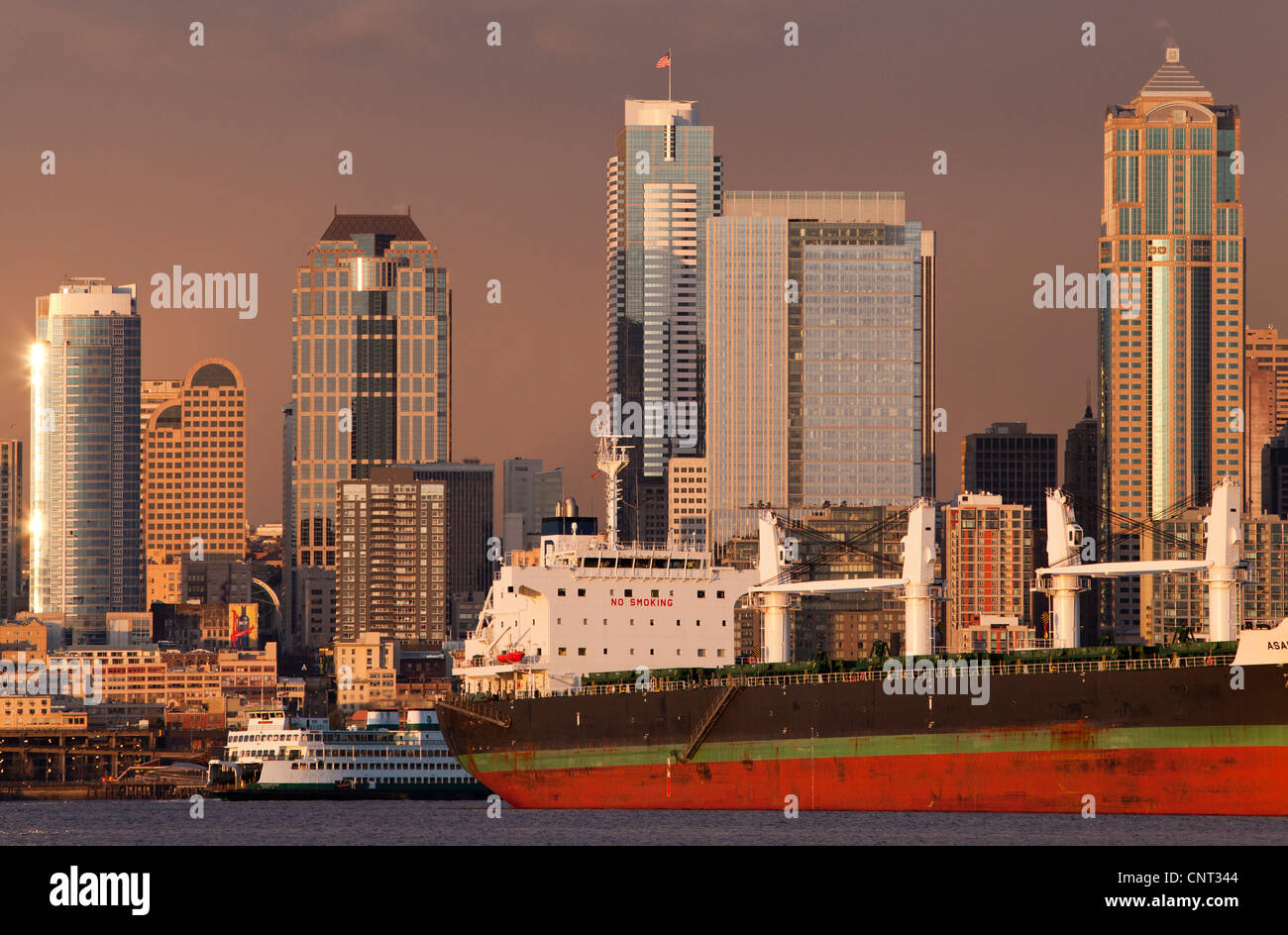Nave ancorata nella Baia di Elliott, lo skyline di Seattle, Washington Foto Stock