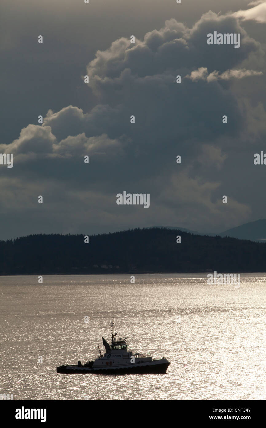Rimorchiatore a traino sul Puget Sound, nuvole, Washington Foto Stock