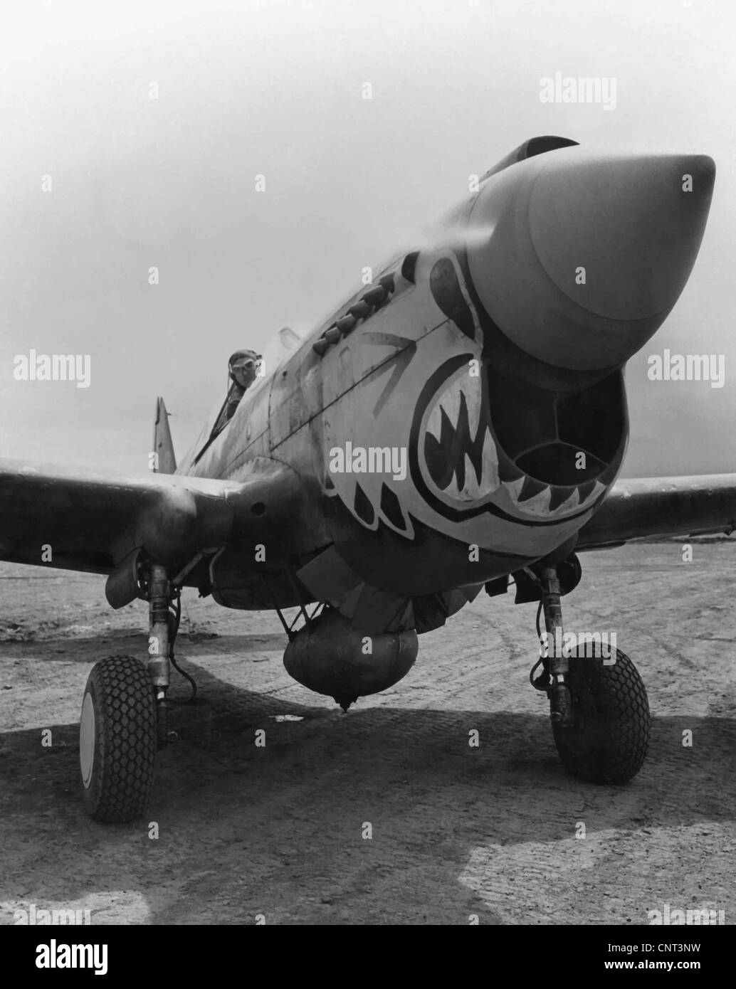Vintage Guerra Mondiale Due immagine di un P-40 piano Warhawk con un Flying Tigers schema di verniciatura. Foto Stock