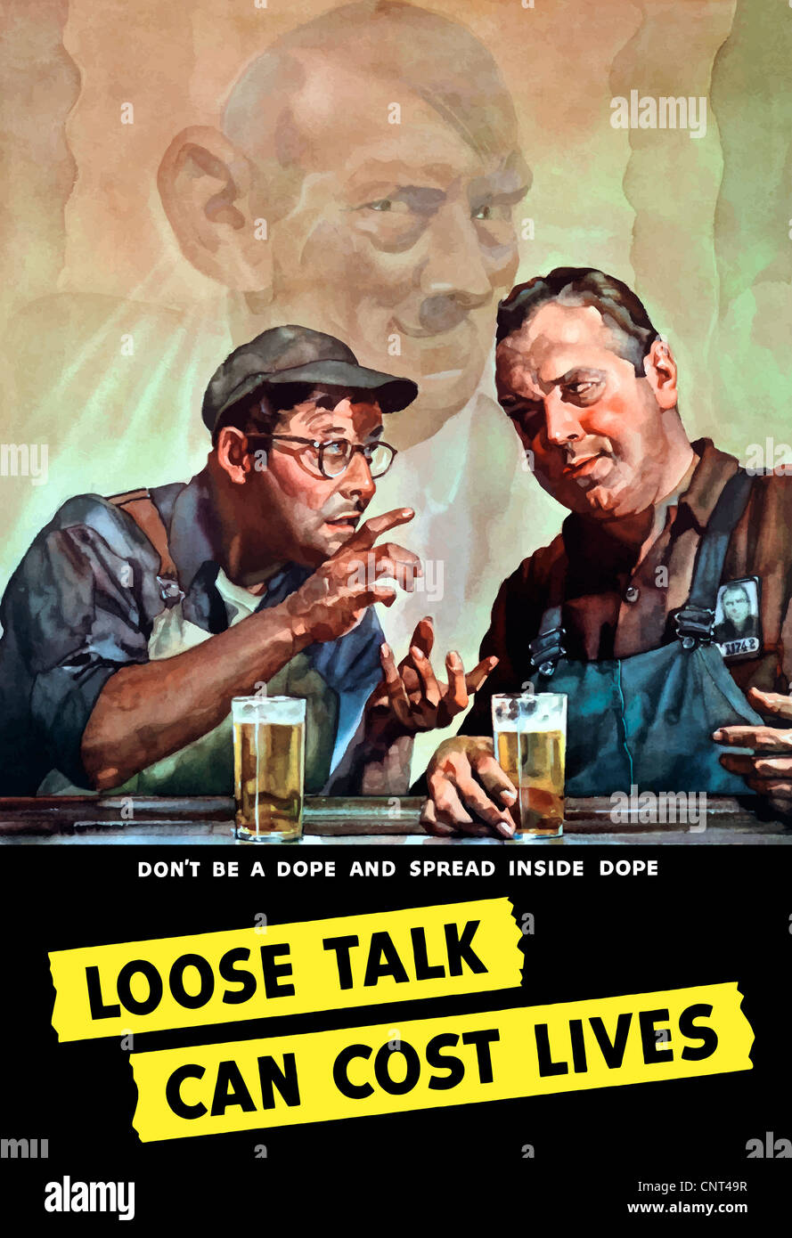 Vintage II Guerra Mondiale poster della conversazione tra due uomini, pur avendo una birra, come Adolf Hitler eavesdrops in background. Foto Stock